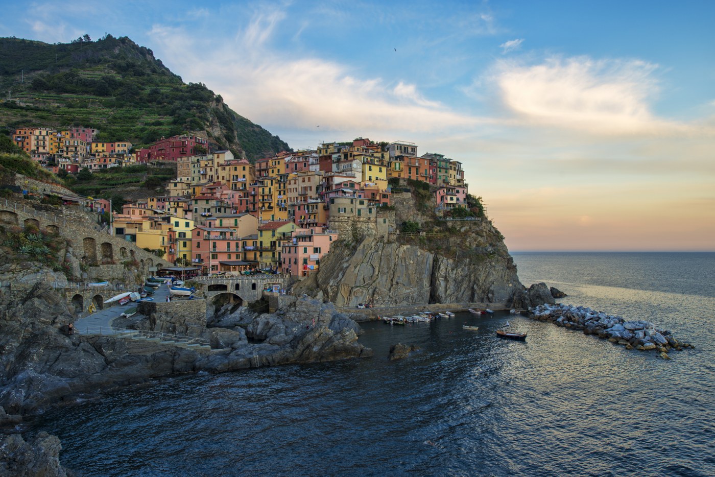 Photo réelle du village coloré de Manarola, dans les Cinque Terre en Italie