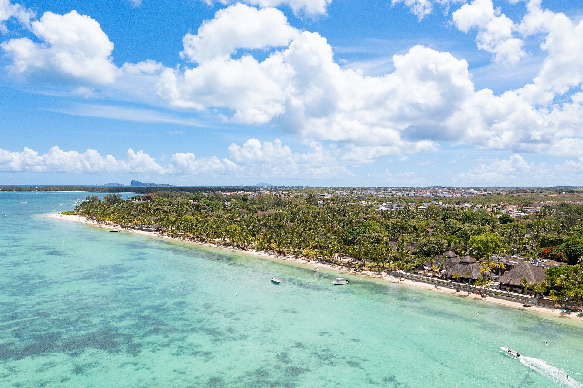 Photo réelle : lagon turquoise, plage et palmeraies à Trou aux Biches, au nord de l'île Maurice
