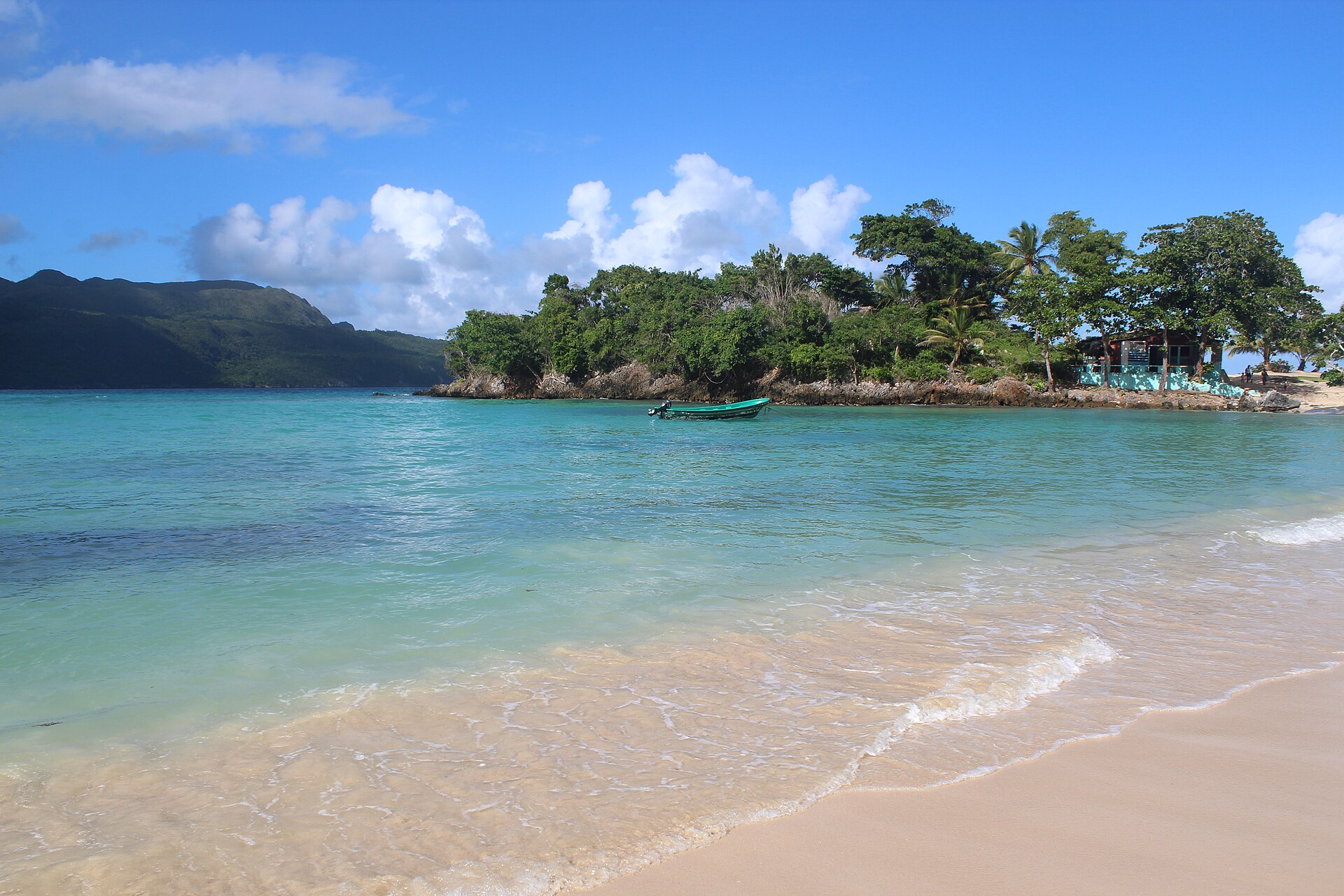 Photo réelle : baie turquoise et îlot verdoyant à Playa Rincón, péninsule de Samaná en République Dominicaine